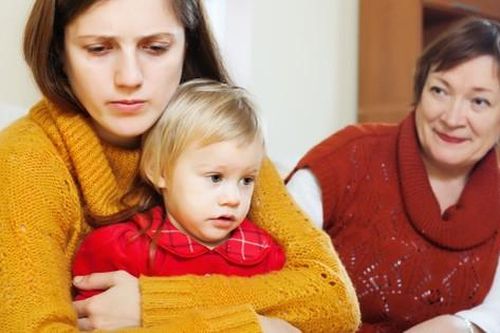Con được 5 tháng tuổi bà nội mới thấy mặt cháu nhưng 1 hành động của bà khiến con dâu 'nổi điên', cấm mẹ chồng tiếp xúc đứa trẻ
