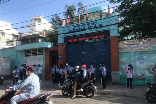 TP Hồ Chí Minh: Sáng 13/12, gần 150.000 học sinh lớp 9 và 12 đến trường học trực tiếp