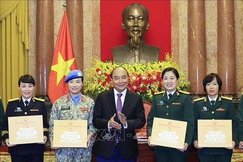 Chủ tịch nước Nguyễn Xuân Phúc tiếp đại biểu phụ nữ quân đội