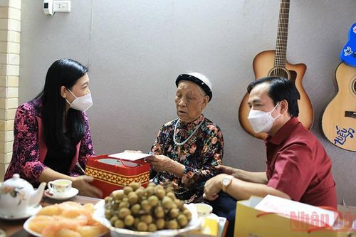 Hà Nội dành hơn 395 tỷ đồng tặng quà các gia đình chính sách dịp Tết Nhâm Dần