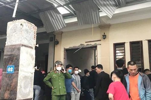 Sau tiếng nổ lớn, một người bị thương, ngôi nhà 2 tầng hư hỏng nặng