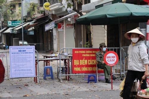 Rào chắn, phong tỏa nhiều tuyến phố tại Hà Nội để phòng dịch COVID-19