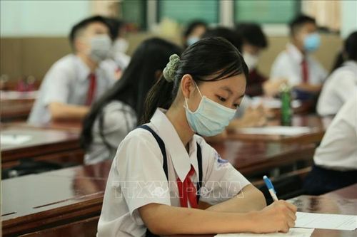 Học sinh lớp 9, lớp 12 ở TP Hồ Chí Minh trở lại trường