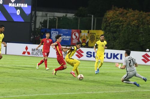 Báo Malaysia: 'Rồng vàng nuốt sống hổ mã lai'