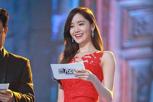 Yoona qua 6 năm làm MC cho MBC Gayo Daejejeon: Phong cách và nhan sắc ngày càng thăng hạng