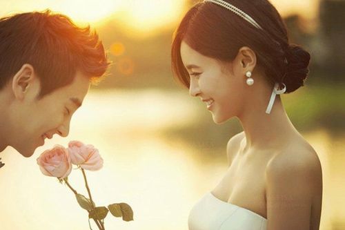 Phụ nữ lấy chồng bằng tuổi hay hơn tuổi thì hạnh phúc hơn?
