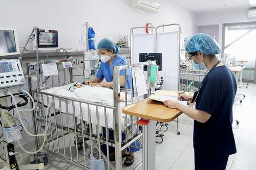 Bé sơ sinh bú kém, tím tái và quấy khóc, cha mẹ bàng hoàng phát hiện ra con bị tim bẩm sinh