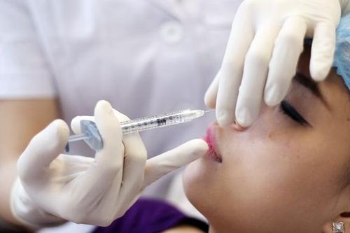 Tiêm filler ở spa, cô gái 25 tuổi bị hoại tử mũi và trán