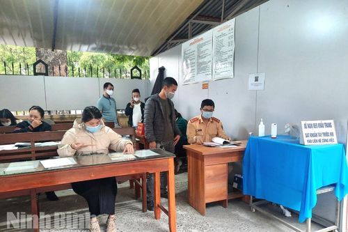 Người dân đi đăng ký xe ô tô tăng cao do chính sách giảm lệ phí trước bạ