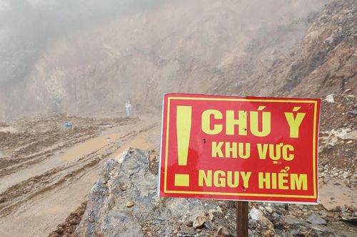 Hơn một năm sau sạt lở, nhiều con đường vùng cao Quảng Nam vẫn ngổn ngang đất đá