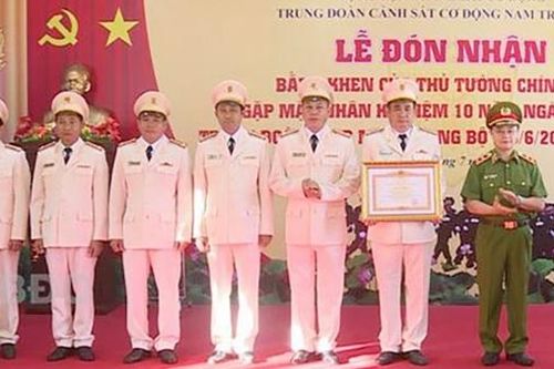 Cảnh sát cơ động nơi 'mưa tuôn, nắng cháy'