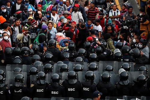 Cảnh sát Mexico đụng độ người di cư quá khích, 17 người bị thương
