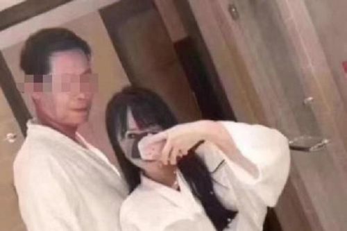 Ngỡ ngàng cuộc sống bên 'bố đường' của những nữ sinh Trung Quốc