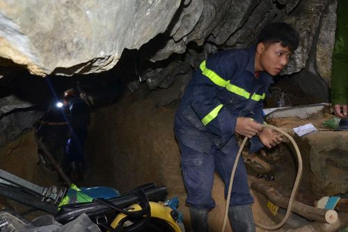 Bắc Kạn: Dừng tìm kiếm 2 người mắc kẹt trong hang đá