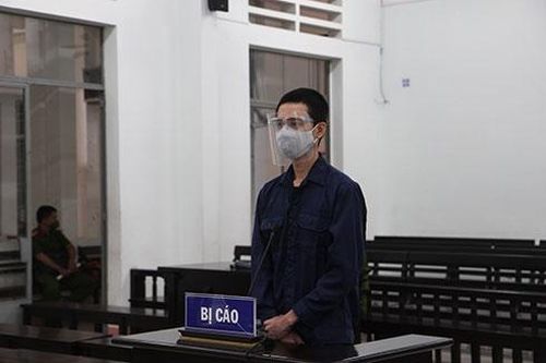 Mâu thuẫn, dùng kéo đâm chị họ trọng thương