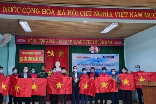 Báo Người Lao Động trao tặng 4.000 lá cờ Tổ quốc cho ngư dân Hà Tĩnh