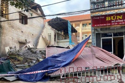 Đào móng xây nhà mới làm sập nhà hàng xóm
