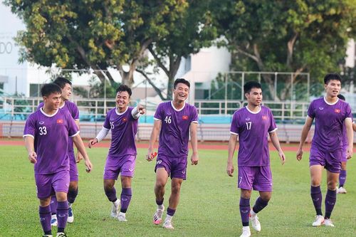 Tuyển Việt Nam hào hứng luyện công chờ đấu Indonesia