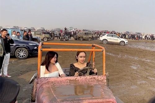 Hai cô gái trẻ bốc đồng off-road trên bùn và cái kết đáng hổ thẹn