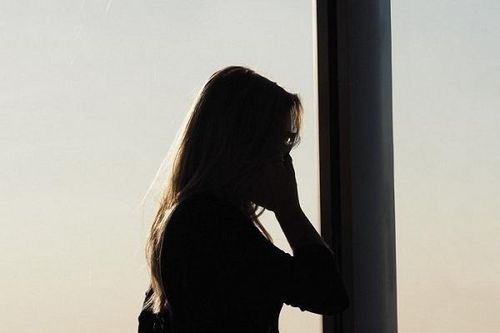 Bị bố mẹ gả cưới lấy 900 triệu đồng, bé gái 14 tuổi báo cảnh sát