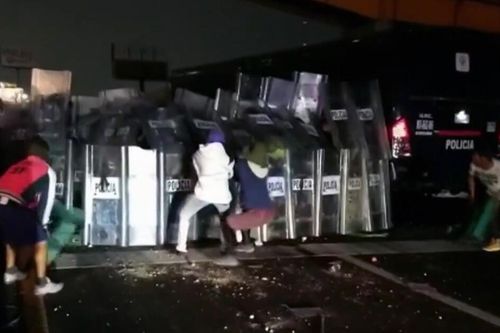 Đụng độ giữa cảnh sát Mexico và người di cư quá khích khiến 17 người bị thương