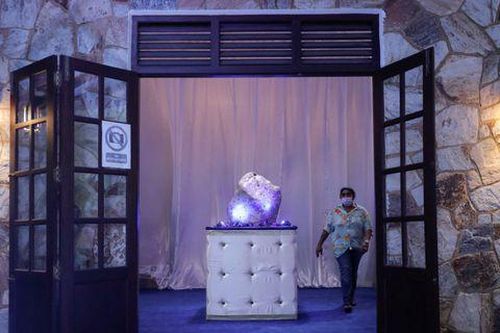 Phát hiện khối đá sapphire xanh lam tự nhiên lớn nhất thế giới