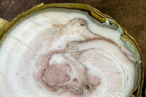 Độc đáo món giò 'giải ngấy' làm từ thịt lợn nguyên tảng ở Thái Bình