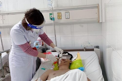 Pháo tự chế bất ngờ phát nổ, thiếu niên 19 tuổi bị mù một mắt và nát hai tay