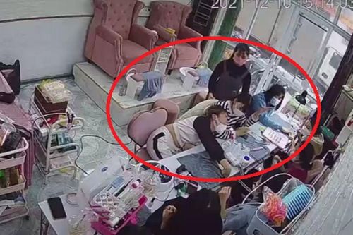 Đang làm đẹp, cô gái bất ngờ lên cơn co giật nhưng thái độ của mọi người xung quanh mới là điều gây chú ý
