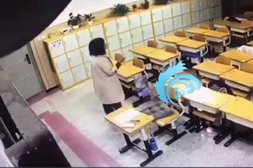 Nữ giáo viên cứ đêm đến lại vào lớp học nói chuyện một mình, biết lý do ai nấy cũng xuýt xoa