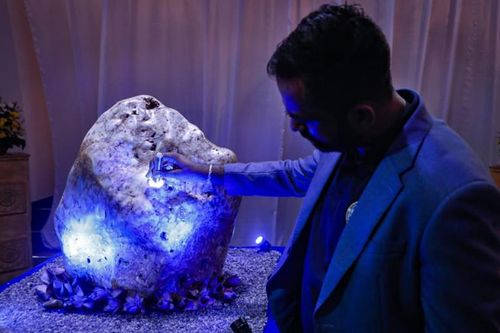 Phát hiện khối đá sapphire xanh lam tự nhiên lớn nhất thế giơíTin khácTrải thảm đón nhà đầu tưChung tay phòng chống HIV/AIDS trong bối cảnh dịch COVID-19