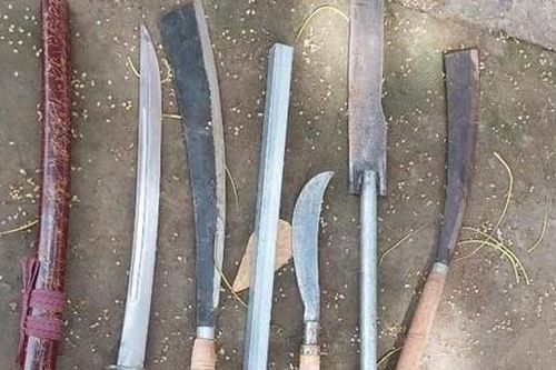 Nhóm đối tượng mang hung khí xông vào nhà truy sát để đòi nợ