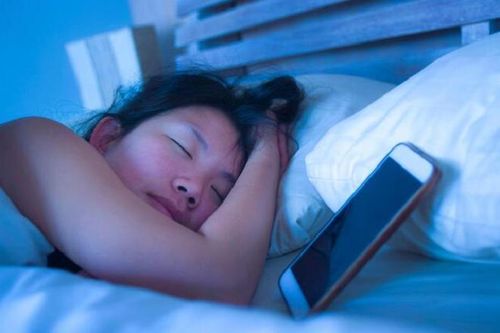Nâng mí mắt bạn gái đang ngủ, chôm hơn nửa tỷ đồng