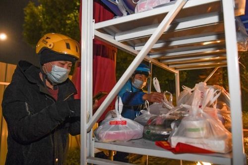 Nữ sinh năm nhất mắng chửi thậm tệ, gọi shipper là con hứng 'bão' chỉ trích