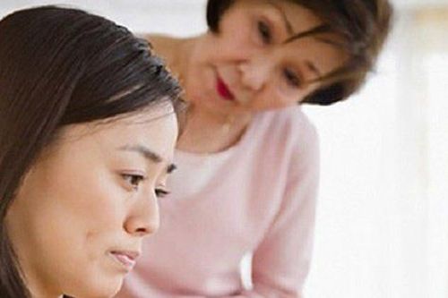Bố chồng và mẹ đẻ lén yêu nhau, con dâu sốc nặng không biết phải xử trí ra sao