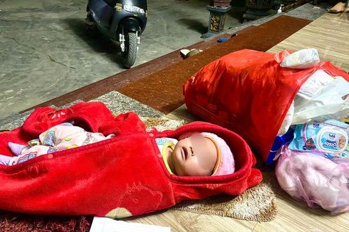 Bé trai ở Nghệ An bị bỏ rơi trước cổng nhà dân trong đêm lạnh