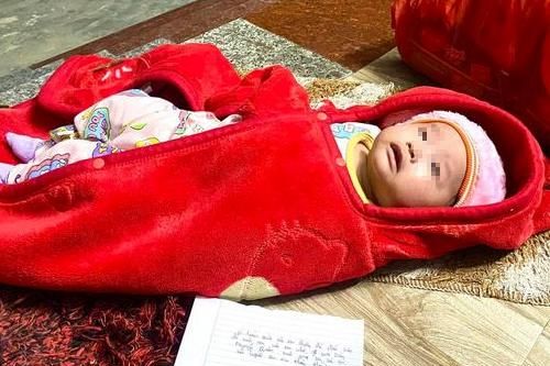 Bỏ rơi bé trai trước cổng nhà dân