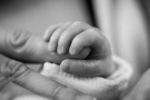 Ghen tị với em bé mới sinh, chị gái 5 tuổi làm điều ghê rợn