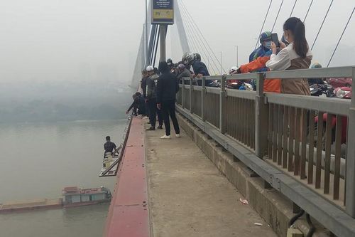 Hà Nội: Giải cứu người định nhảy cầu Nhật Tân tự tử