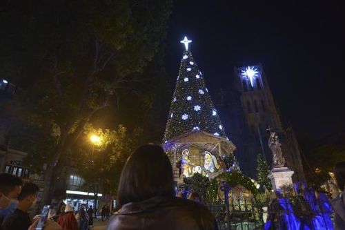 Người dân Hà Nội háo hức lên nhà thờ Lớn, phố Hàng Mã chơi noel sớm