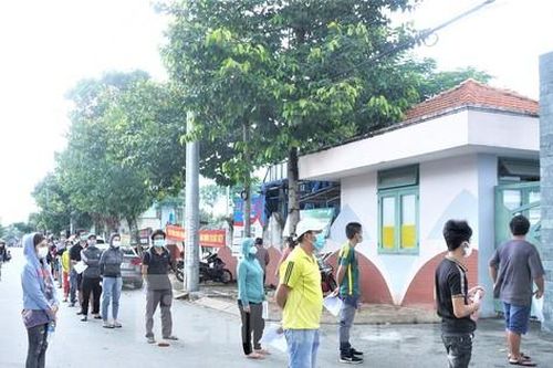 Vụ công nhân bị trừ lương do xét nghiệm COVID giá cao: Lỗi do ai?