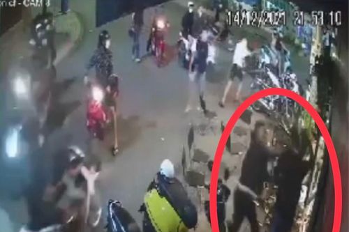 Hàng chục thanh niên xông vào quán cà phê đập phá, chém loạn xạ