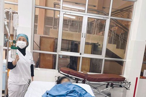 Bé gái 13 tuổi phải nhập viện cấp cứu sau khi sinh con tại nhà