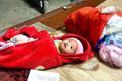 Nửa đêm bỏ con trước cửa nhà người khác kèm tâm thư nhờ nuôi cháu nên người