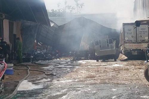 TP Hồ Chí Minh: Cháy bãi xe rộng hàng trăm mét vuông, nhiều tài sản bị thiêu rụi
