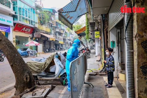 Theo chân đoàn kiểm tra quy trình điều trị F0 tại nhà