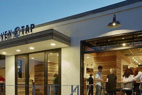 Nữ phục vụ bị sa thải oan ức sau khi được khách boa 100 triệu đồng