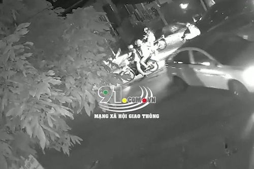 Clip: Tài xế lùi ô tô tông vào người đi xe máy rồi tăng ga bỏ đi trong tiếng la hét thất thanh