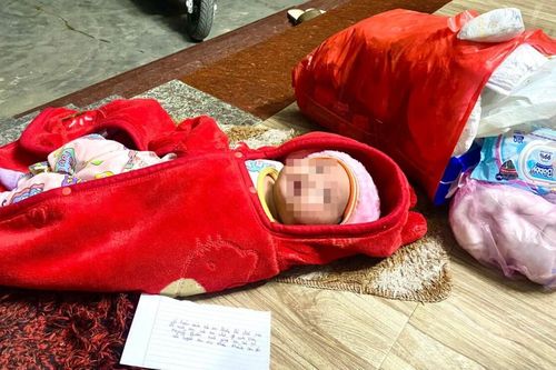 Nghệ An: Phát hiện cháu bé bỏ trước cổng lúc đêm tối