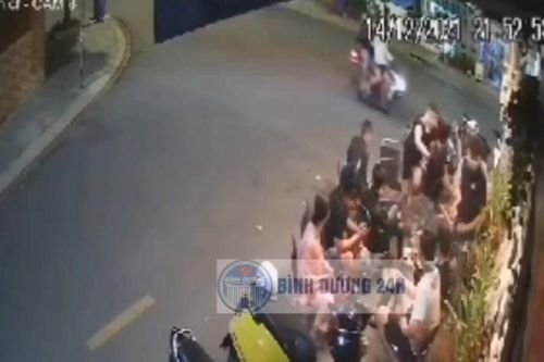 Clip: Nhóm thanh niên cầm hung khí hùng hổ lao vào quán cà phê, đám đông hốt hoảng bỏ chạy tán loạn